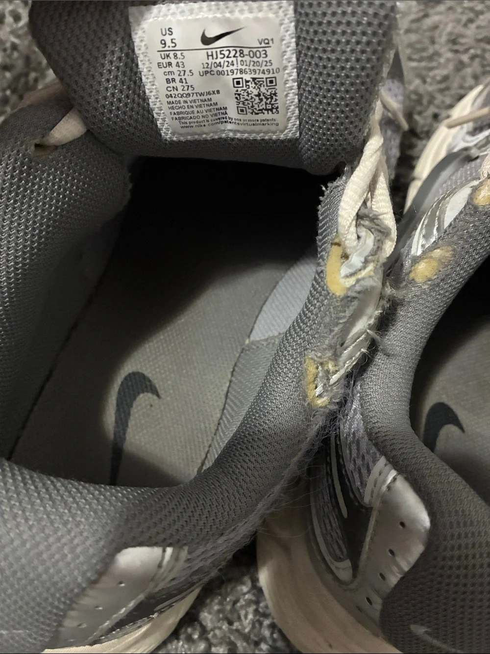 Nike Men's Gray and Cream Running Sneakers